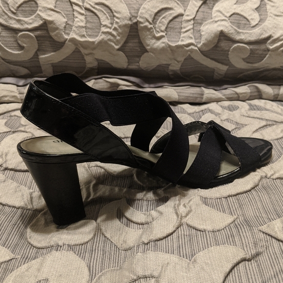 Dress Barn size 8.5 strappy navy block heels - Picture 8 of 8